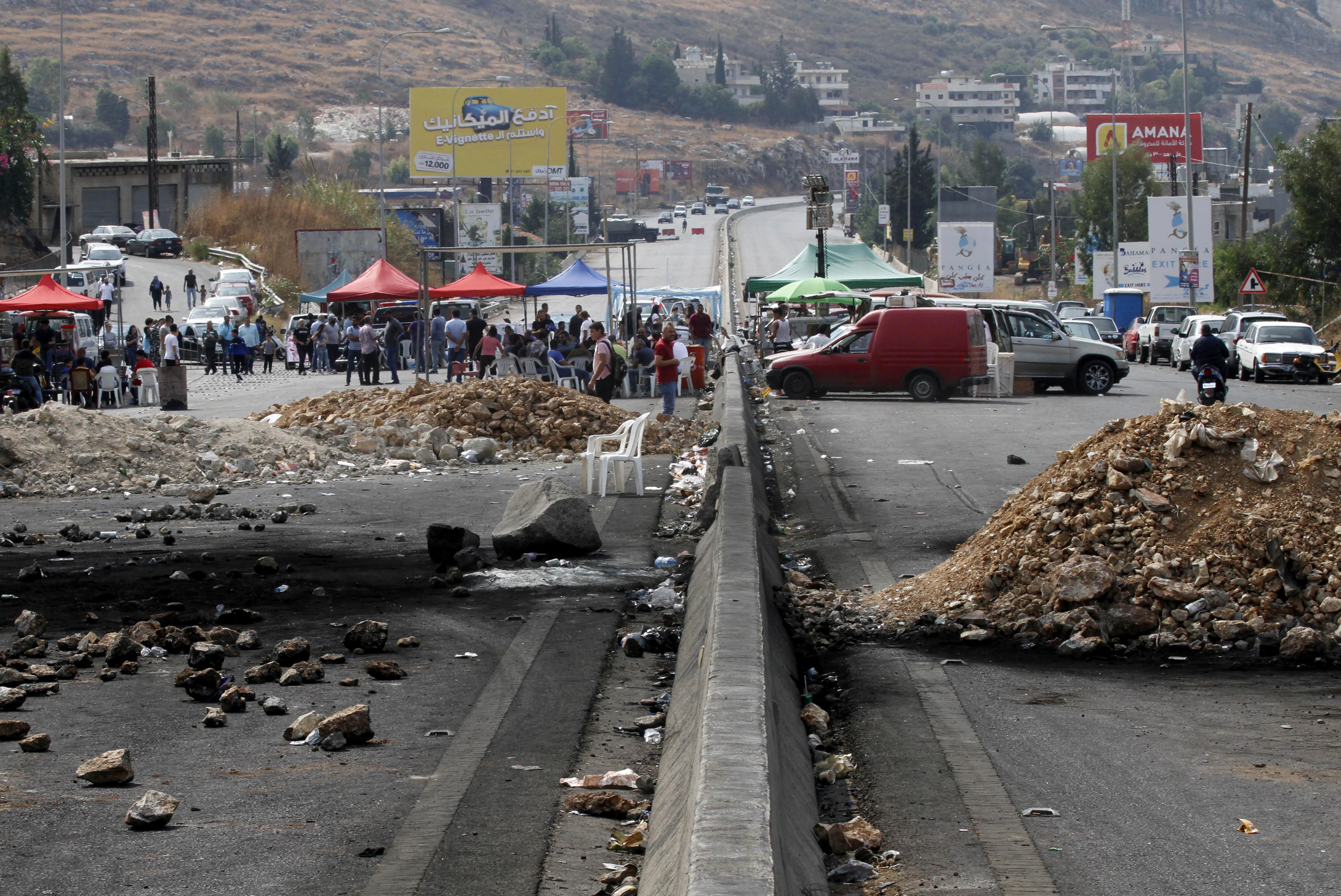 Barricadas e incidentes nocturnos en protestas en Líbano (Fotos)