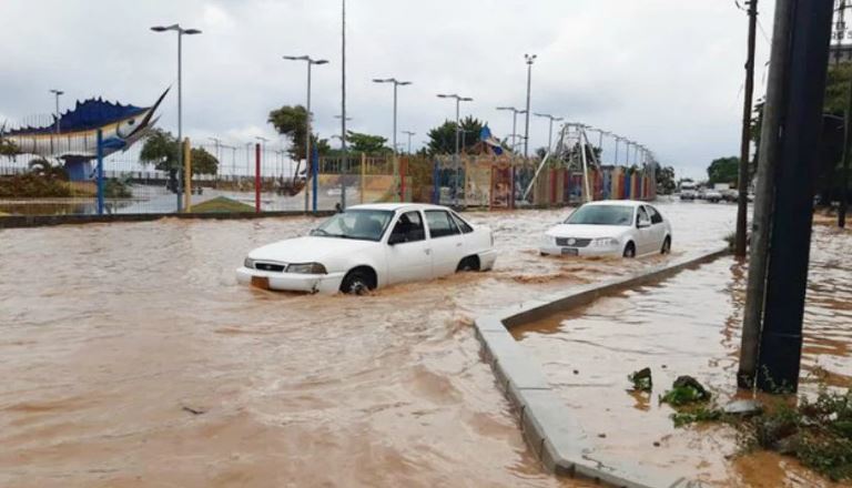 Camioneta cayó en un hueco sin señalizar que hizo Hidrocapital en Vargas (Fotos)