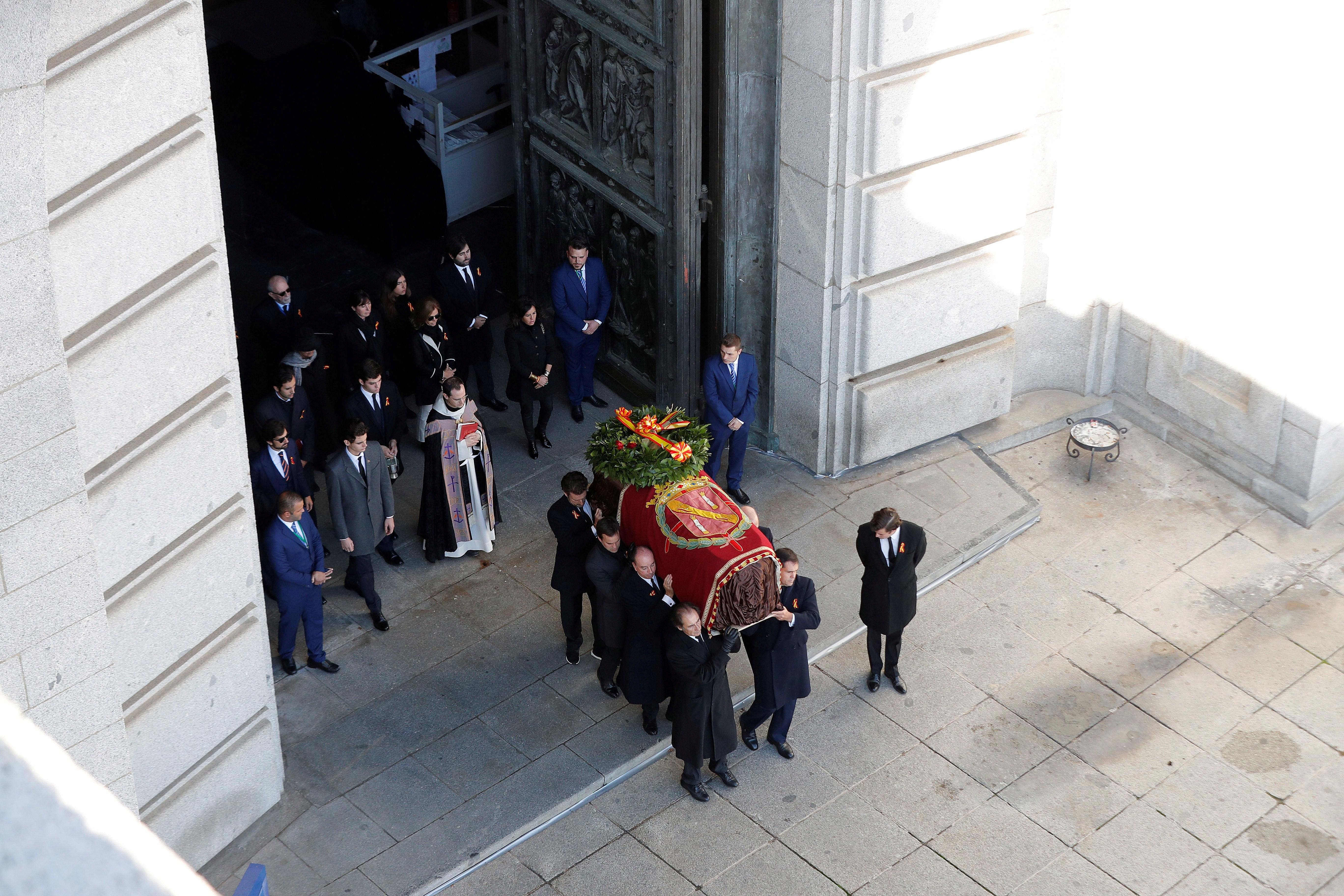 ¿Cuál es la bandera que cubría el féretro de Franco tras la exhumación?