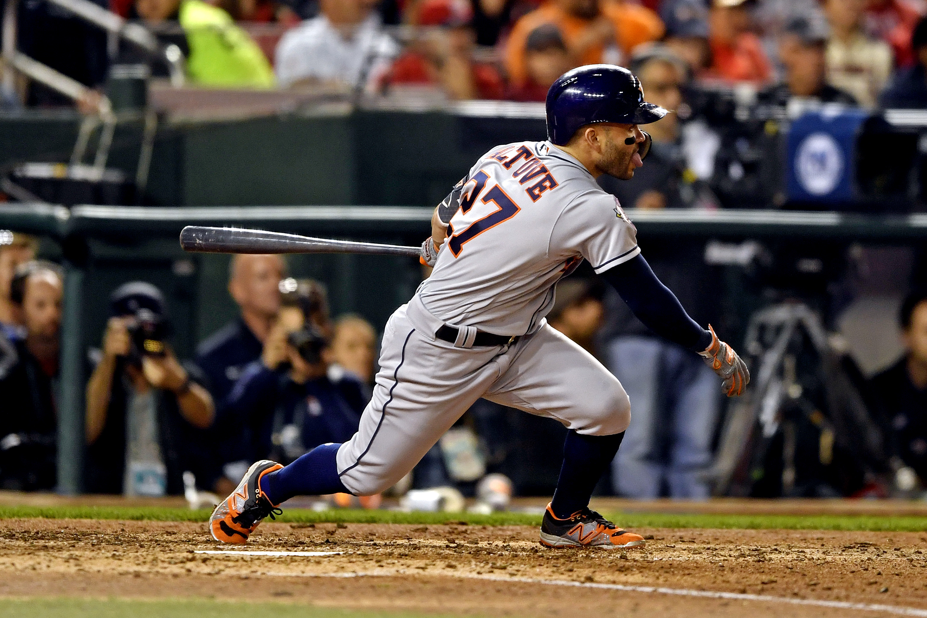 Altuve y Chirinos revivieron a los Astros en el tercero de la Serie Mundial frente a Nacionales