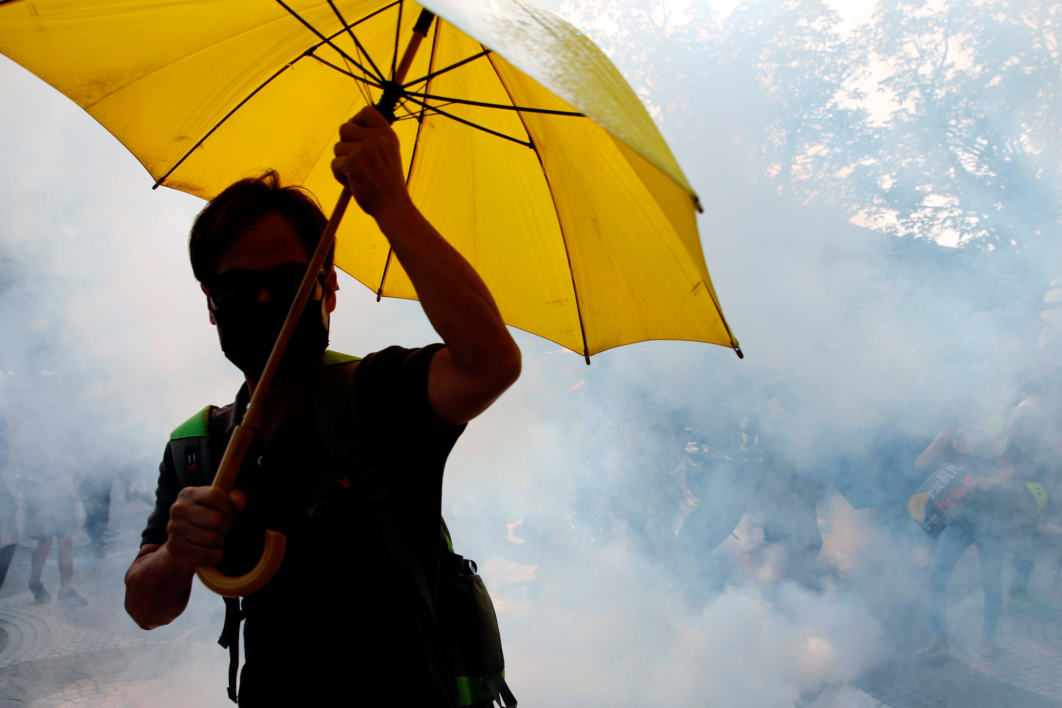 Guerra comercial y protestas hunden a Hong Kong en la recesión