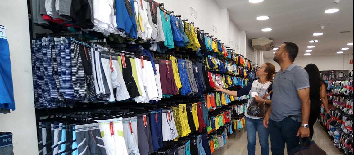 Hasta la ropa interior se paga en dólares