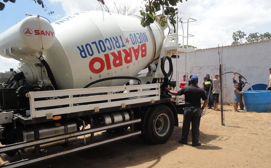 La lógica chavista de Noguera Pietri en Bolívar: Reparten agua en trompos para CONCRETO (Fotos)