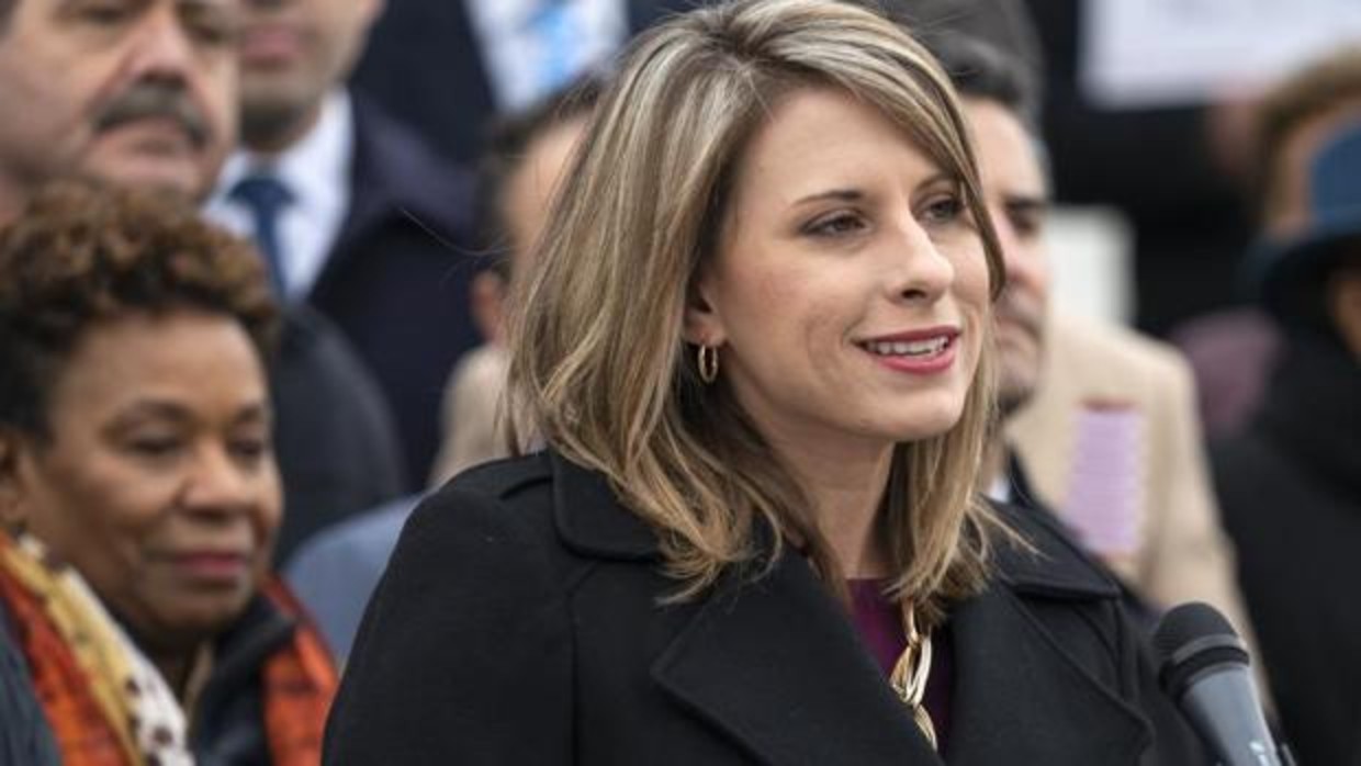 Fotos íntimas y acusaciones de sexo con compañeros: La congresista Katie Hill renuncia tras su escándalo