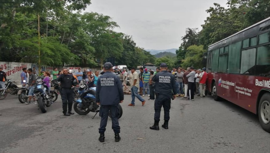 Merideños trancan la salida de El Vigía por falta de combustible #18Oct (Foto)