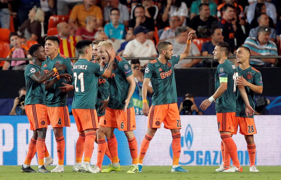 El Ajax se exhibe en Mestalla, el Liverpool sufre y Suárez rescata al Barcelona en Champions