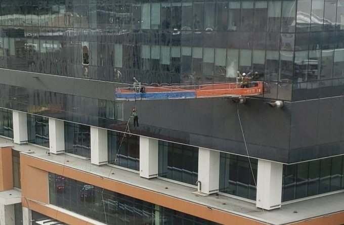 Dramático VIDEO: Una plataforma golpeó contra un edificio y lanzó por el aire a un trabajador