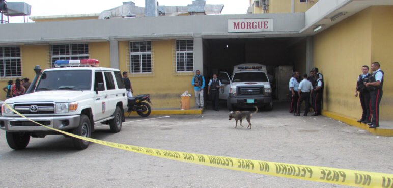 ¡Terrible! Su hijo esquizofrénico lo decapitó, amputó los brazos le sacó el corazón en Barinas