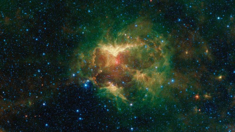 La Nasa encontró una nube de polvo espacial con forma de calabaza incandescente