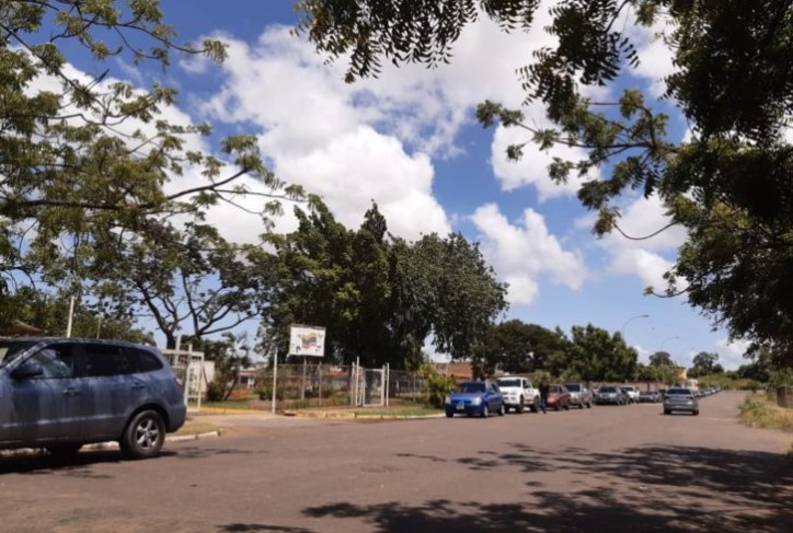 Continúan las largas colas para poder surtir gasolina en Guayana #4Oct