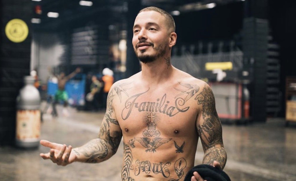 VIDEO: J Balvin deja a sus fanáticas sin ropa interior en pleno concierto