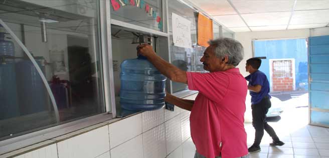 Para calmar la sed… Llenaderos de agua potable se esparcen por todo el país