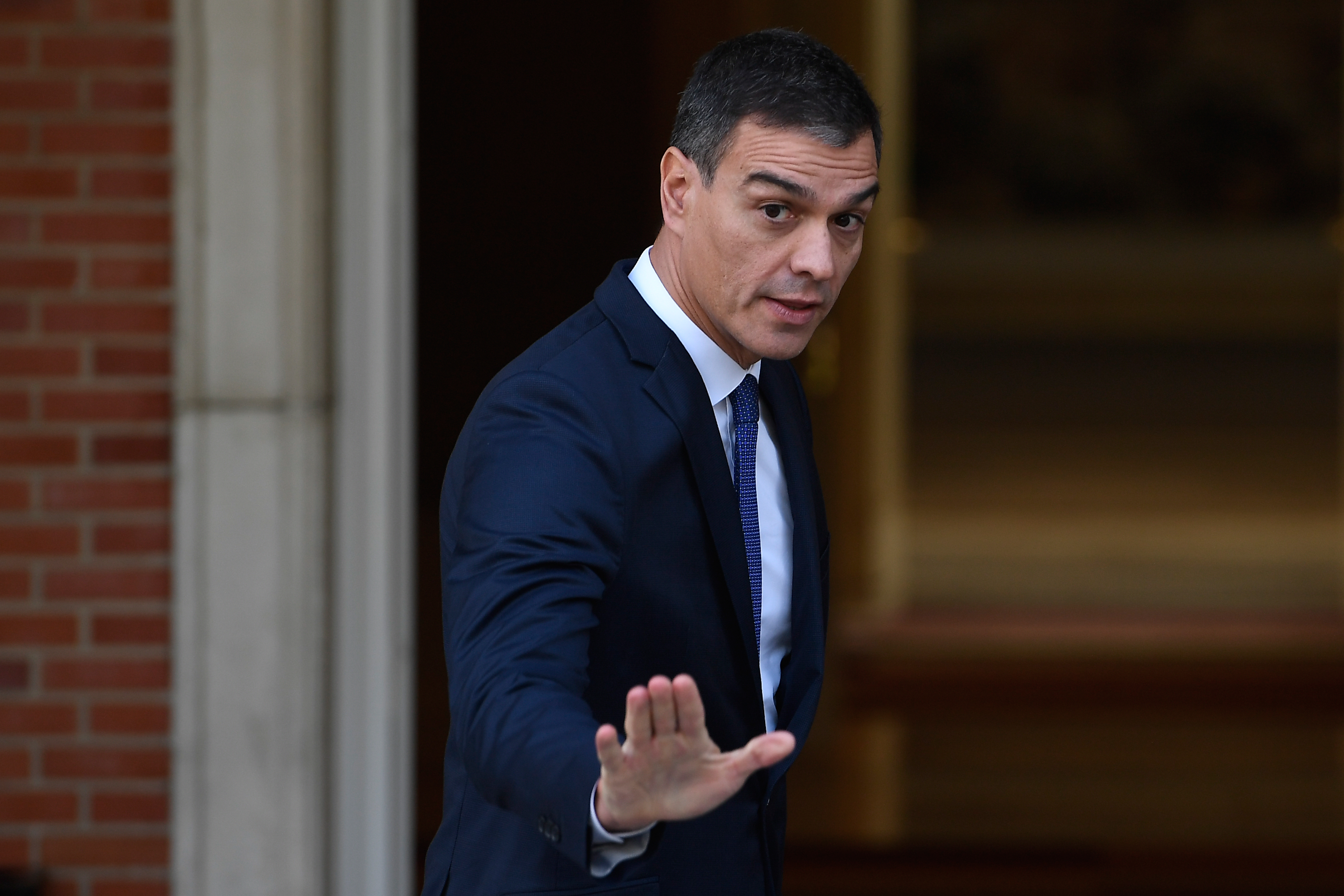 Pedro Sánchez exige al presidente catalán condenar protestas violentas