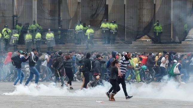 EN VIDEO: Manifestantes y fuerzas policiales se enfrentan sin tregua en el centro de Bogotá