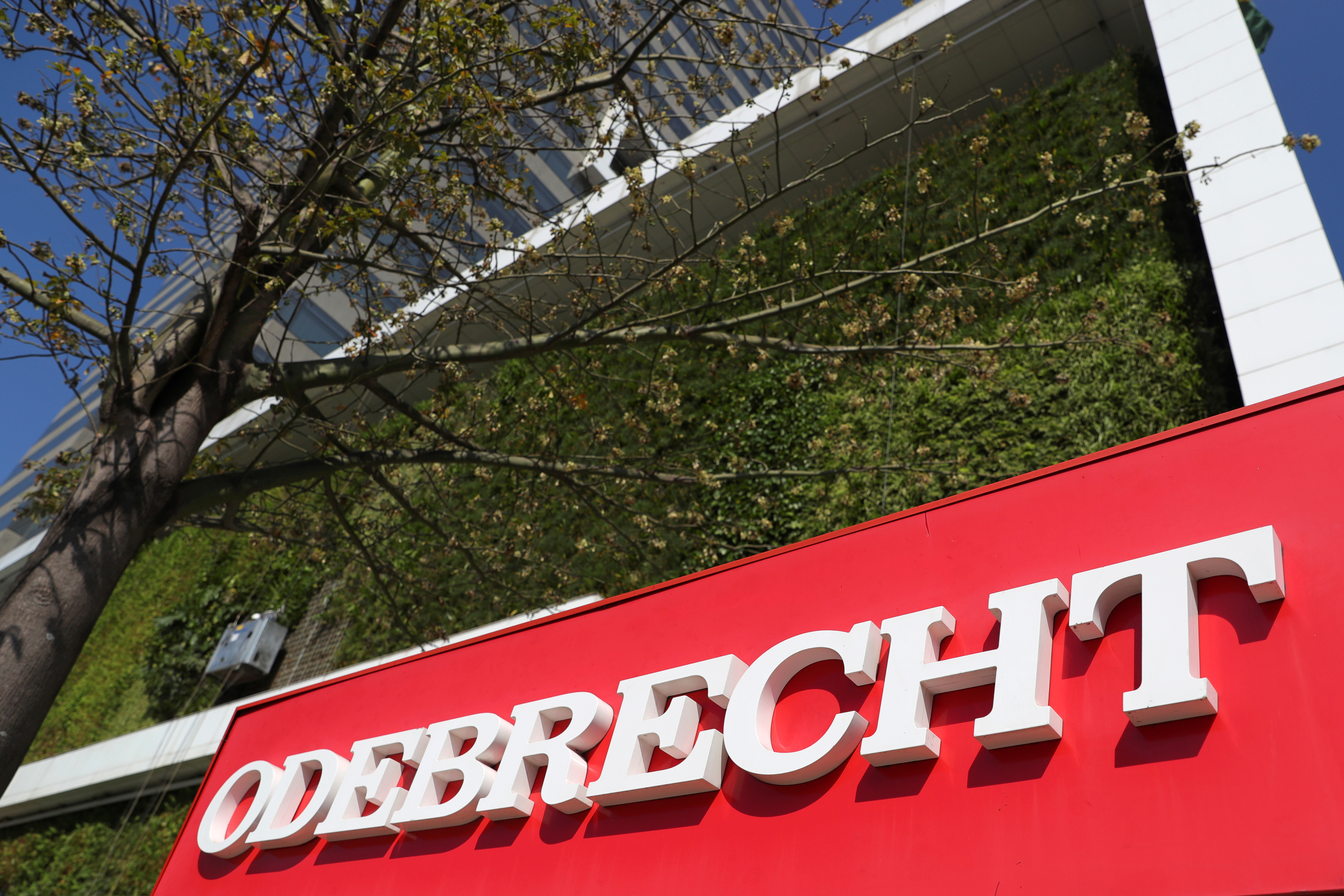 Justicia peruana ordena prisión a 14 abogados que habrían favorecido a Odebrecht