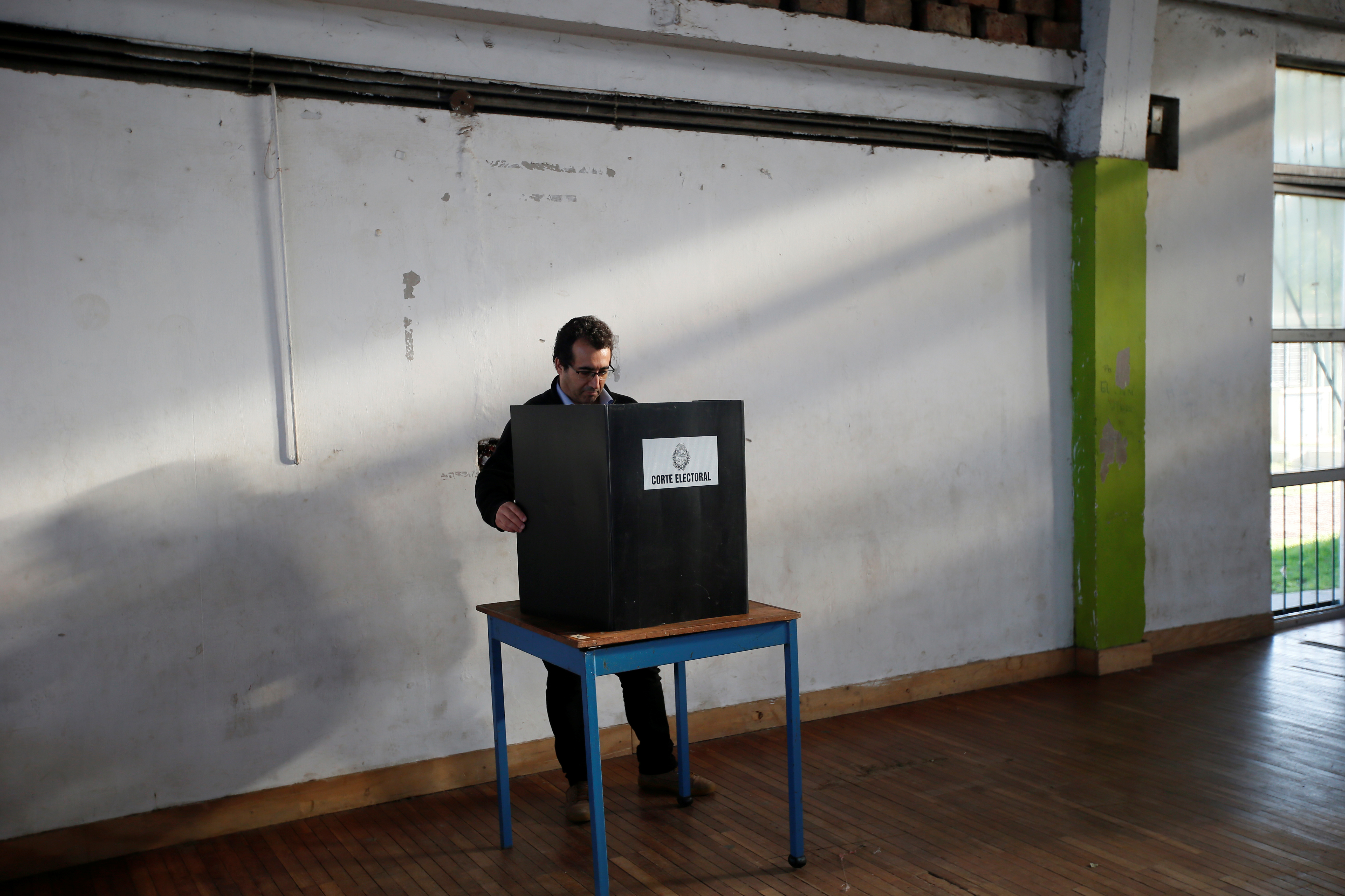 Abren mesas de votación en balotaje para elegir presidente en Uruguay