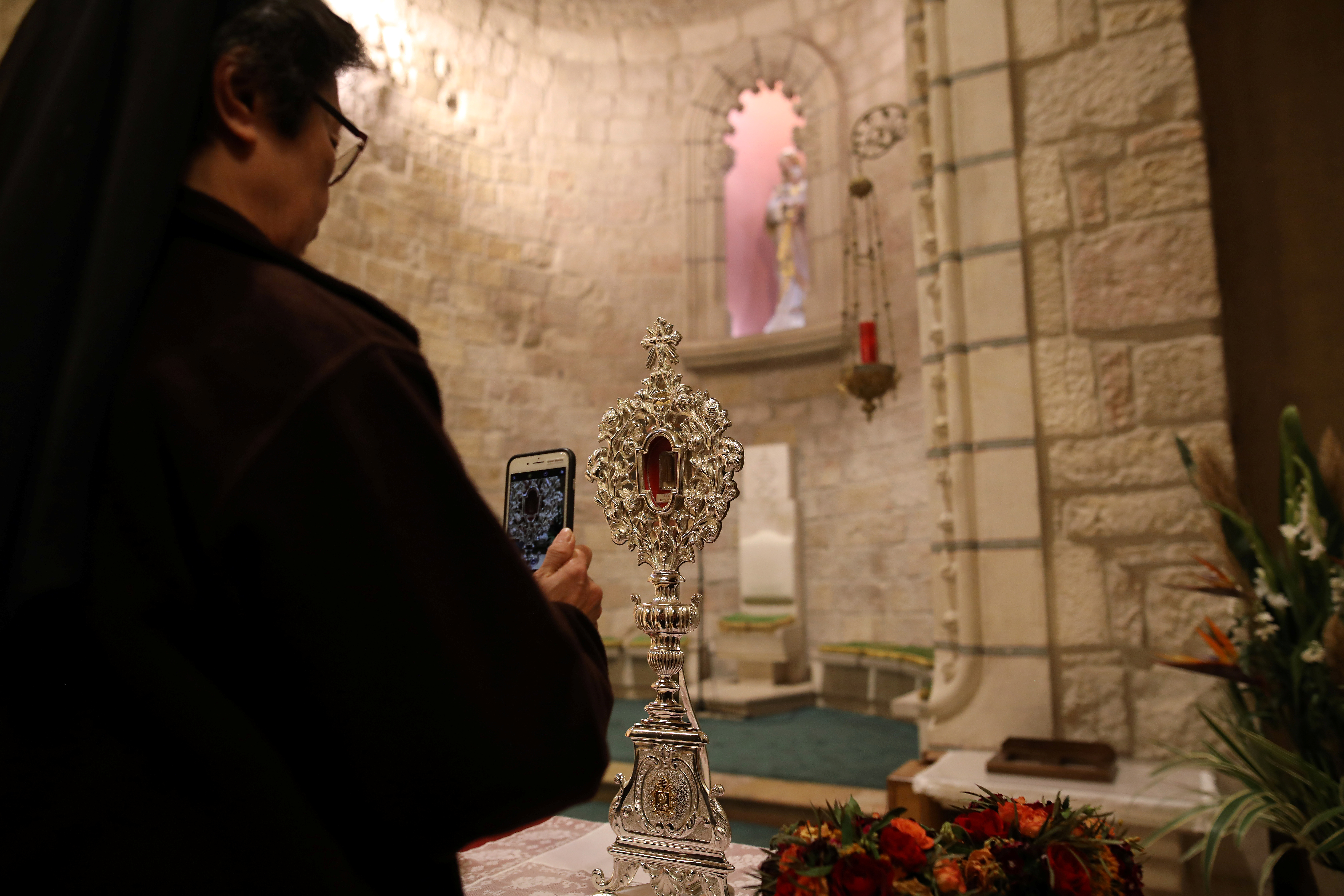 Reliquia de madera del pesebre de Jesús es expuesta en Jerusalén antes de Navidad