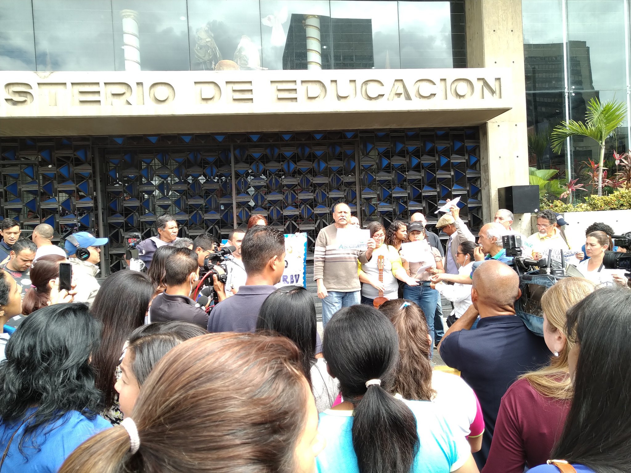 Plan País apoya protesta del magisterio y se compromete a mejorar la seguridad social de docentes