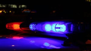 Conductor choca con policía tras pasar luz roja en Tampa