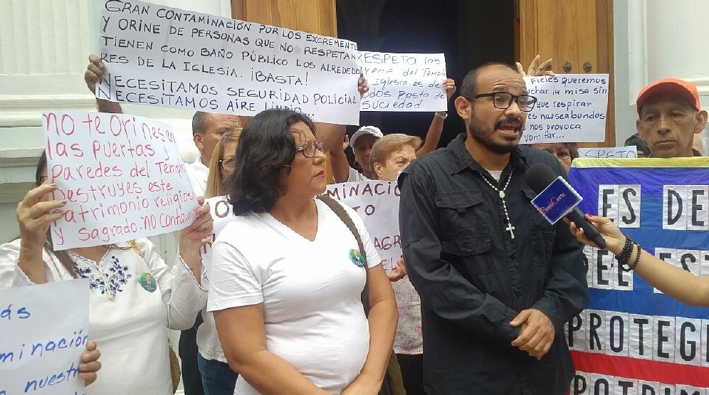 Denuncian que Erika Farías convirtió alrededores de Iglesia La Candelaria en depósito de basura