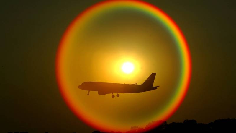 Pasajero captó a un avión mientras volaba dentro de un extraño arcoíris circular (VIDEO)