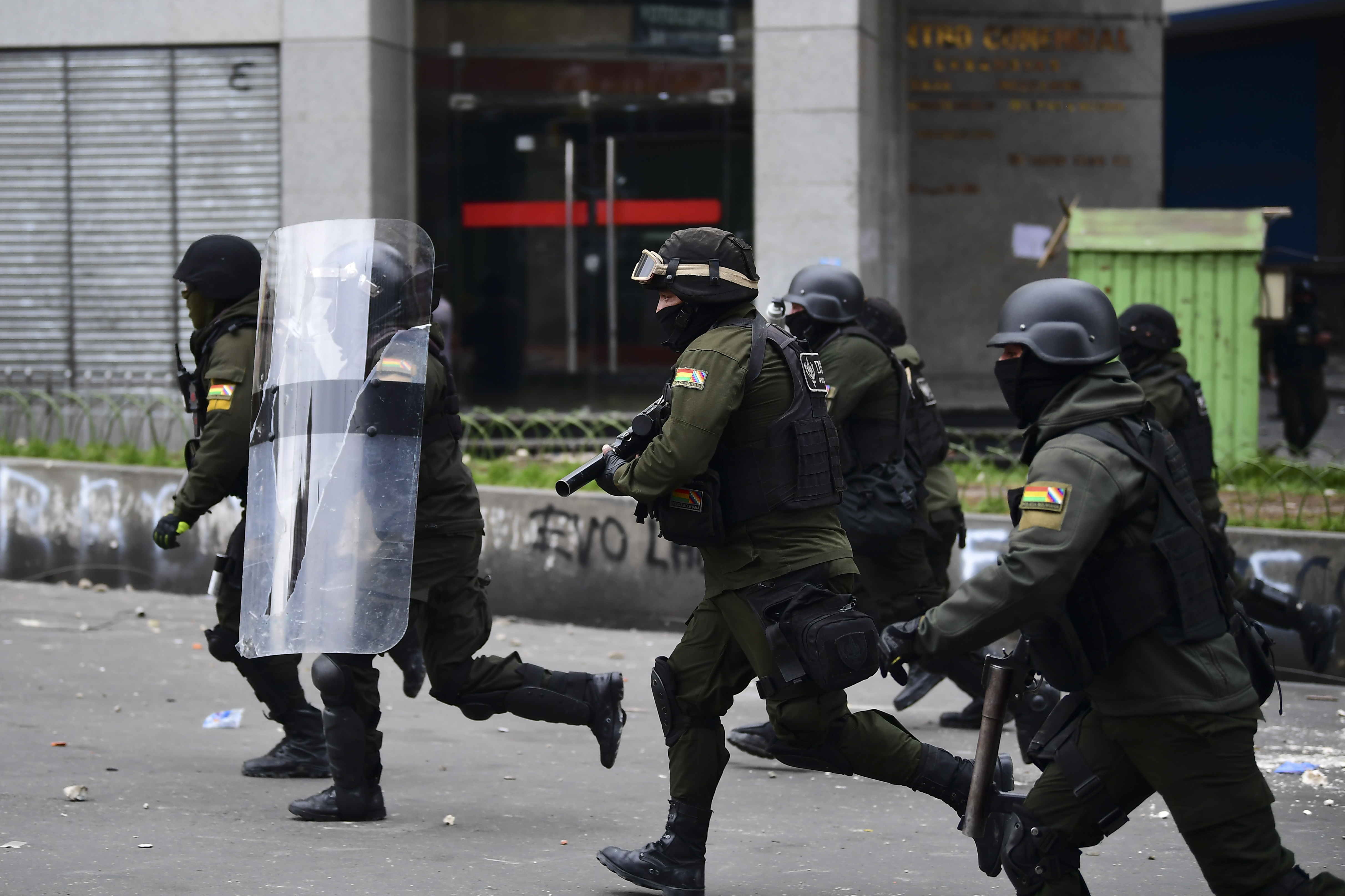 Gobierno interino anuncia mesa de diálogo con partido de Morales para pacificar Bolivia