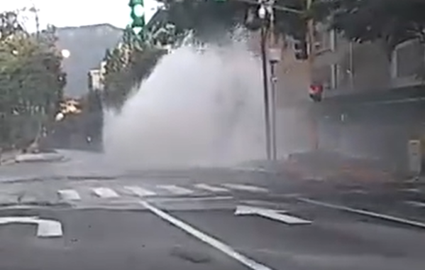 Se reventó una tubería de aguas blancas en El Cafetal #30Nov (video)