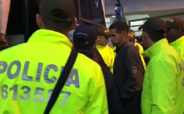 Colombia inicia traslado de venezolanos expulsados por participar en disturbios contra gobierno de Duque (Videos)