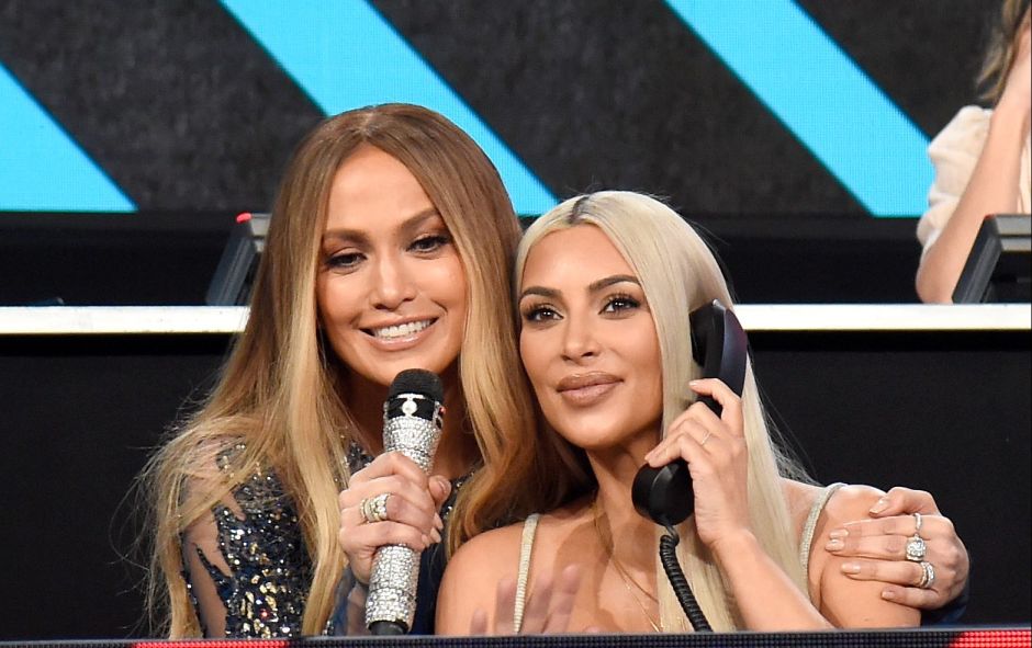 JLo y su “amiguita” Kim Kardashian sorprendieron a todos en un anuncio juntas (VIDEO)