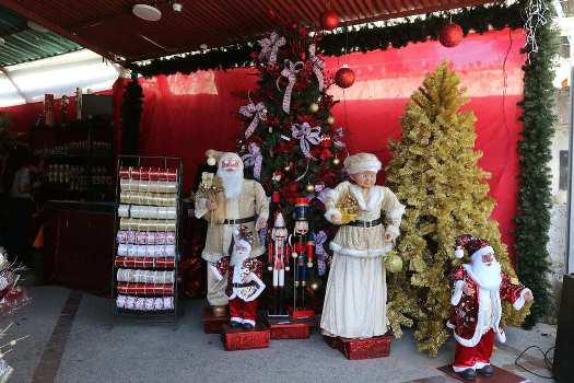 Un árbol de navidad grande cuesta un ojo de la cara