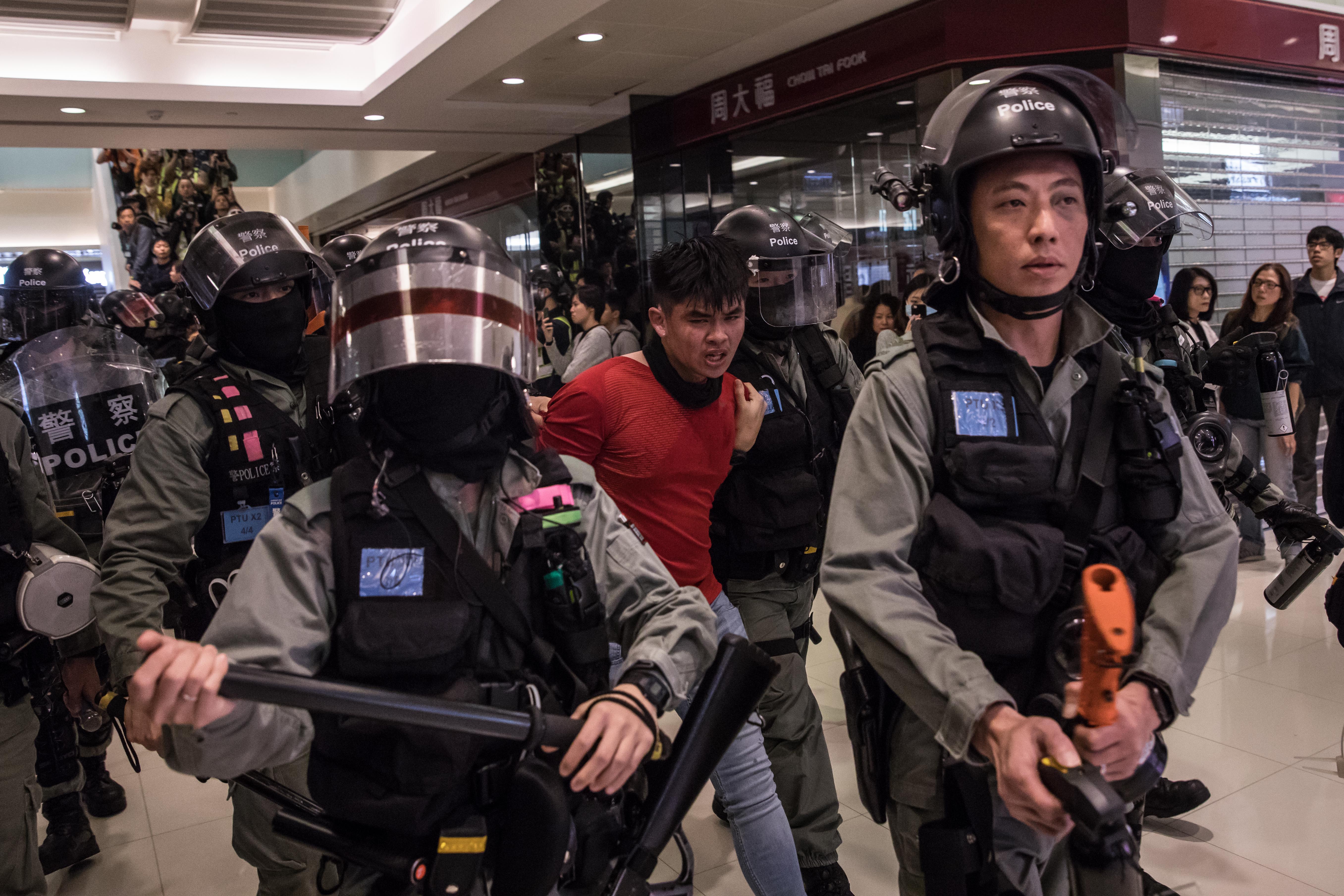 Al menos 15 detenidos tras nuevos enfrentamientos en Hong Kong