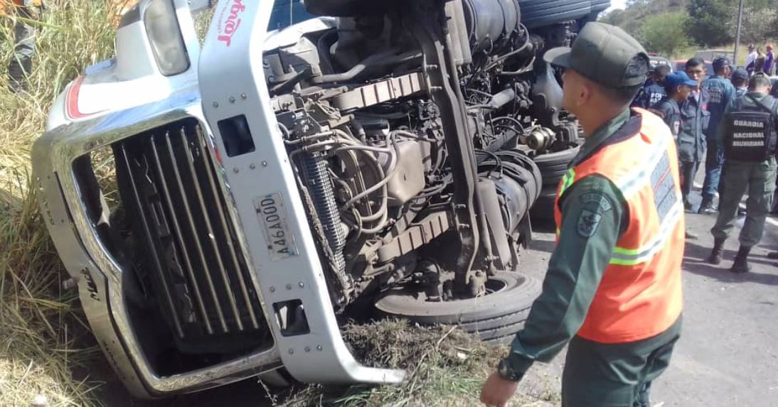 Reportaron el volcamiento de una gandola full de cajas de cerveza en Carabobo (Fotos y video)