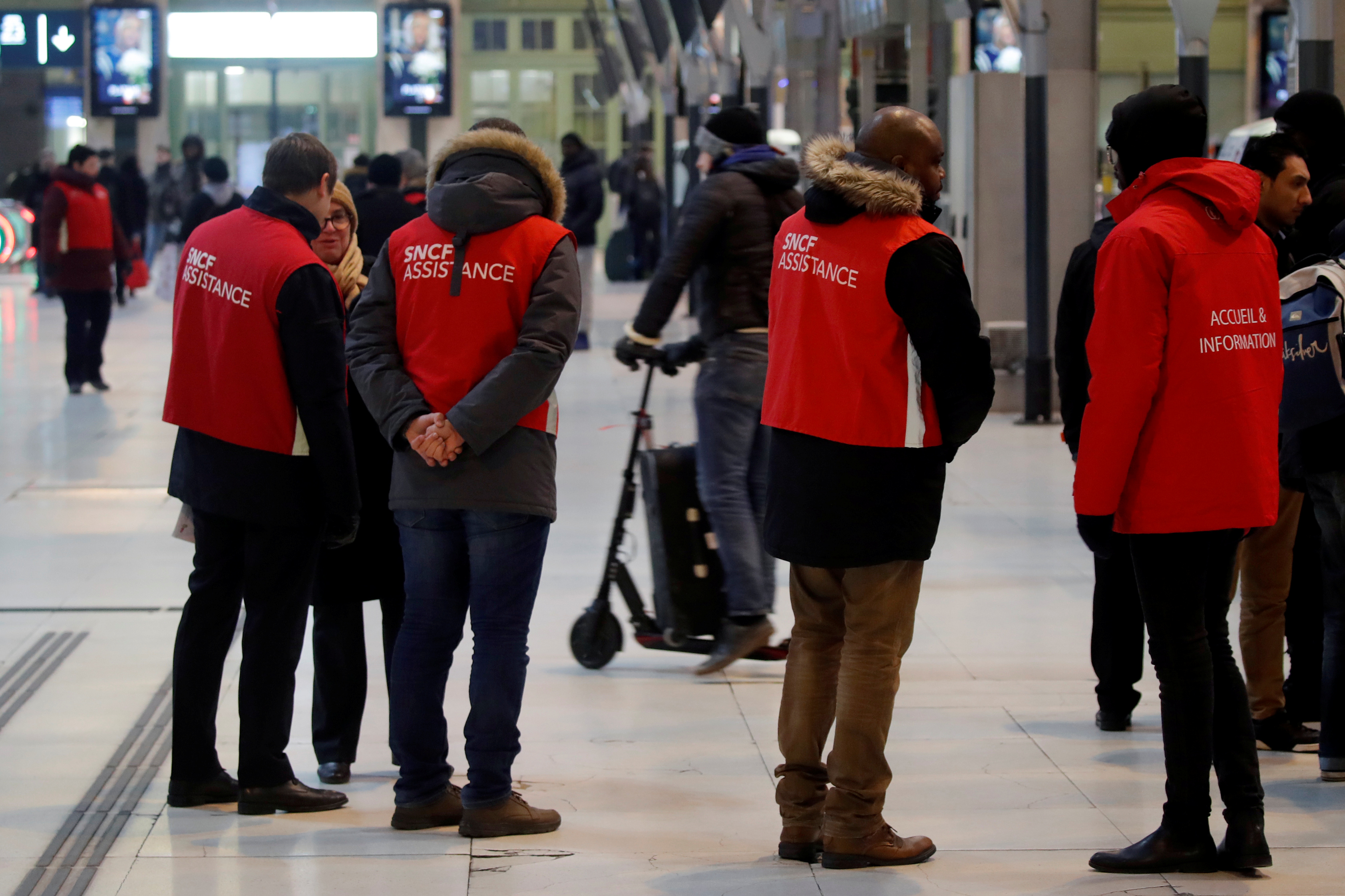 Huelga contra las pensiones se alarga en Francia con el transporte público paralizado