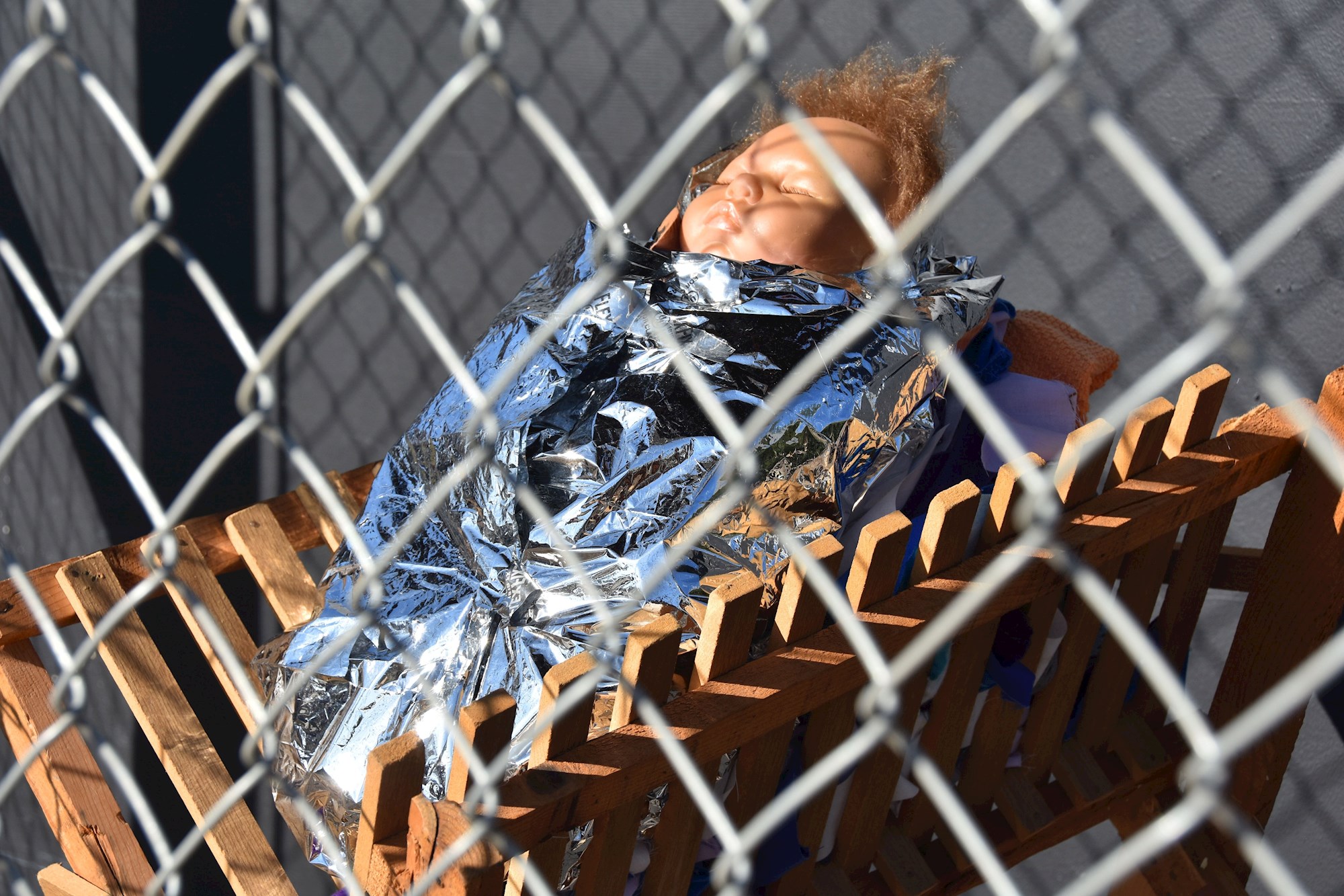 Un Niño Jesús enjaulado y separado de la Virgen María genera polémica en EEUU (fotos)