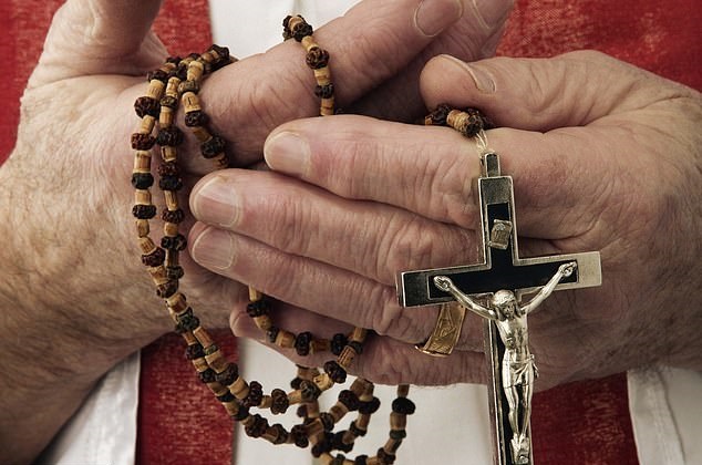 Exsacerdote irá a juicio en Costa Rica por violación de cuatro menores