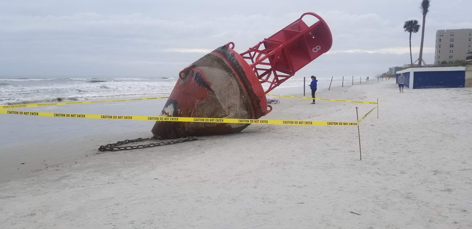 El faro rojo gigante atrae multitudes a New Smyrna Beach