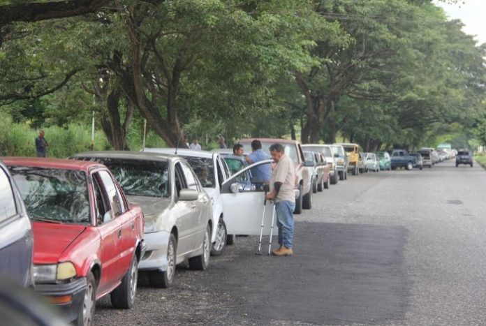 En Acarigua esperan hasta 8 horas de cola para surtir combustible