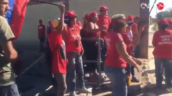 Grupos violentos atacaron la locación de la sesión de la Asamblea Nacional este #15Dic (video)