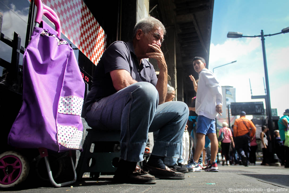 A un día de culminar 2019, los caraqueños se achicharran en las calles por el medio “petro-regalo” (FOTOS)