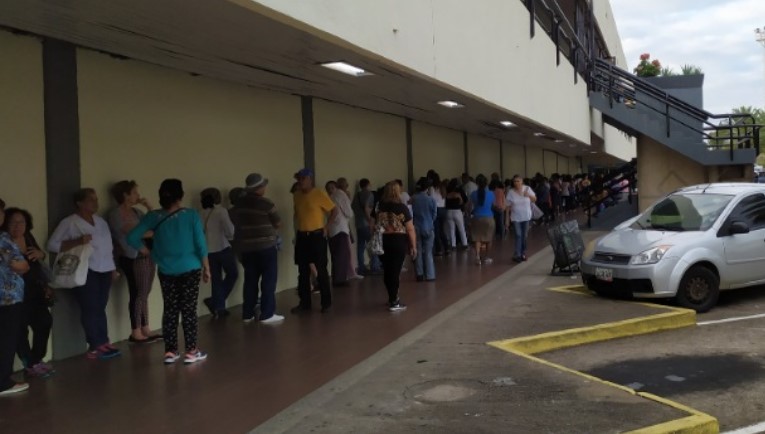 Pensionados hacen MEGA COLAS para canjear sus petros en Guayana #27Dic (Foto)