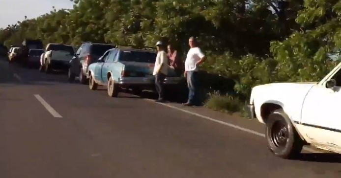 La impactante cola que deben hacer los larenses para poder surtir gasolina #7Dic (Video)