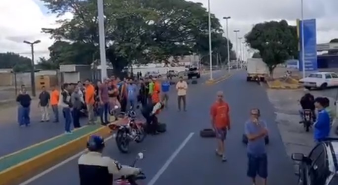 En Anzoátegui temen recibir el Año Nuevo dentro de sus carros: Llevan tres días en cola por gasolina #28Dic (Video)