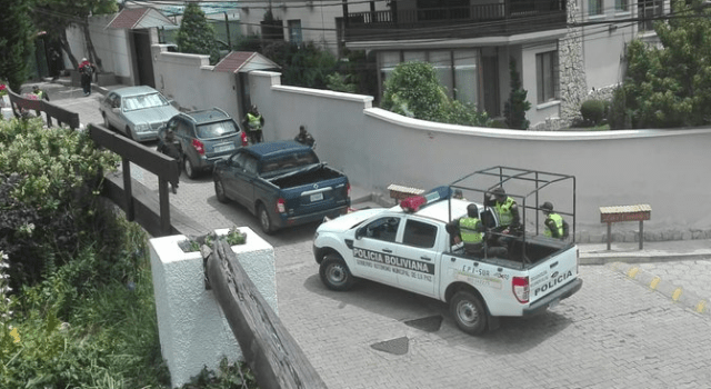 mágenes de personal militar y policíaco frente a la embajada mexicana. imagen cortesía. Telesur. 