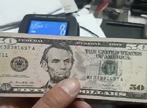 Nueva modalidad de estafa que usan los delincuentes con billetes de 5 dólares (Video)