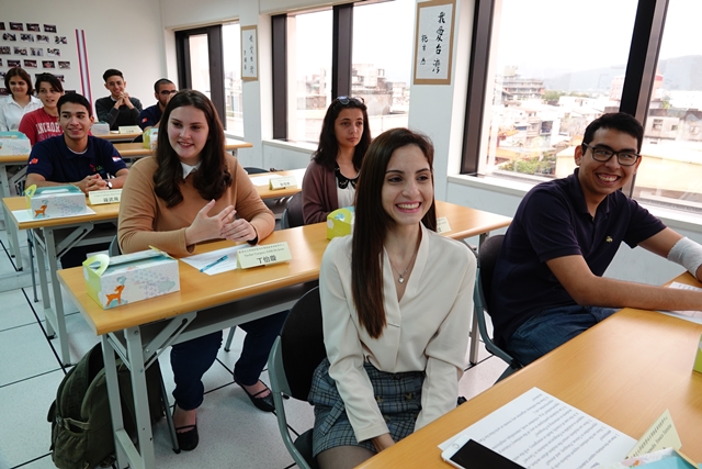 Estudiantes internacionales que trabajan en Taiwán contarán con permisos de trabajo electrónicos