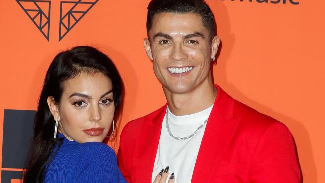 ¡Llena de espuma! Novia de Cristiano Ronaldo mostró sus tremendos senos en el baño