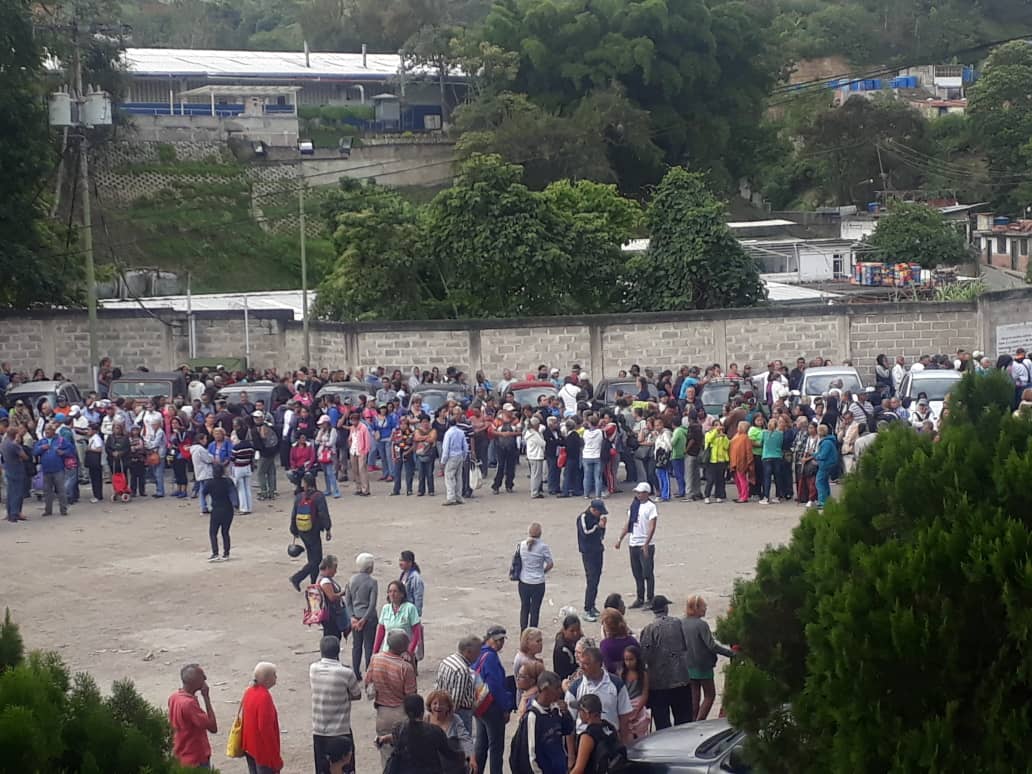 EN VIDEO: Así humilla la gobernación de Miranda a los habitantes de Los Teques por un pedacito de pernil #11Dic