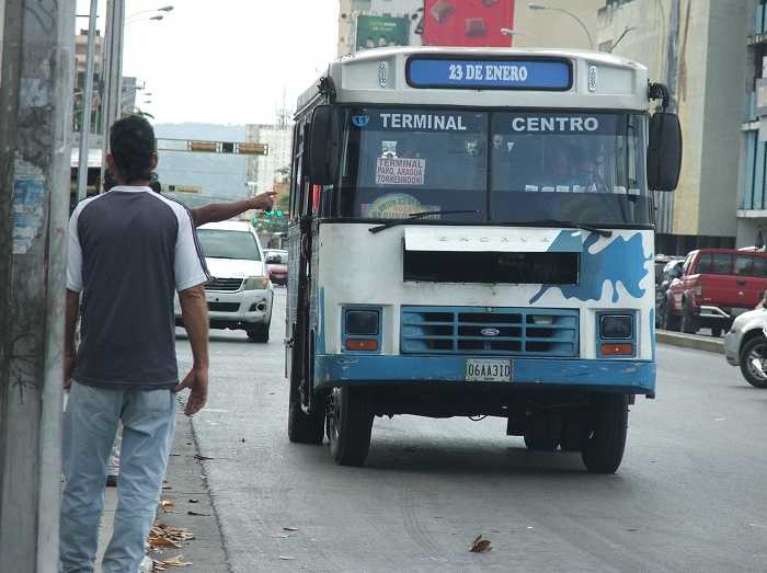 Ciudadanos protestaron por el alza del pasaje urbano en Valencia