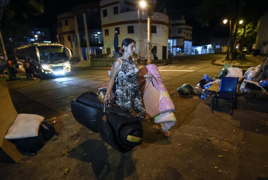 Parques dormitorio, la opción desesperada de venezolanos sin casa en Colombia (Fotos)