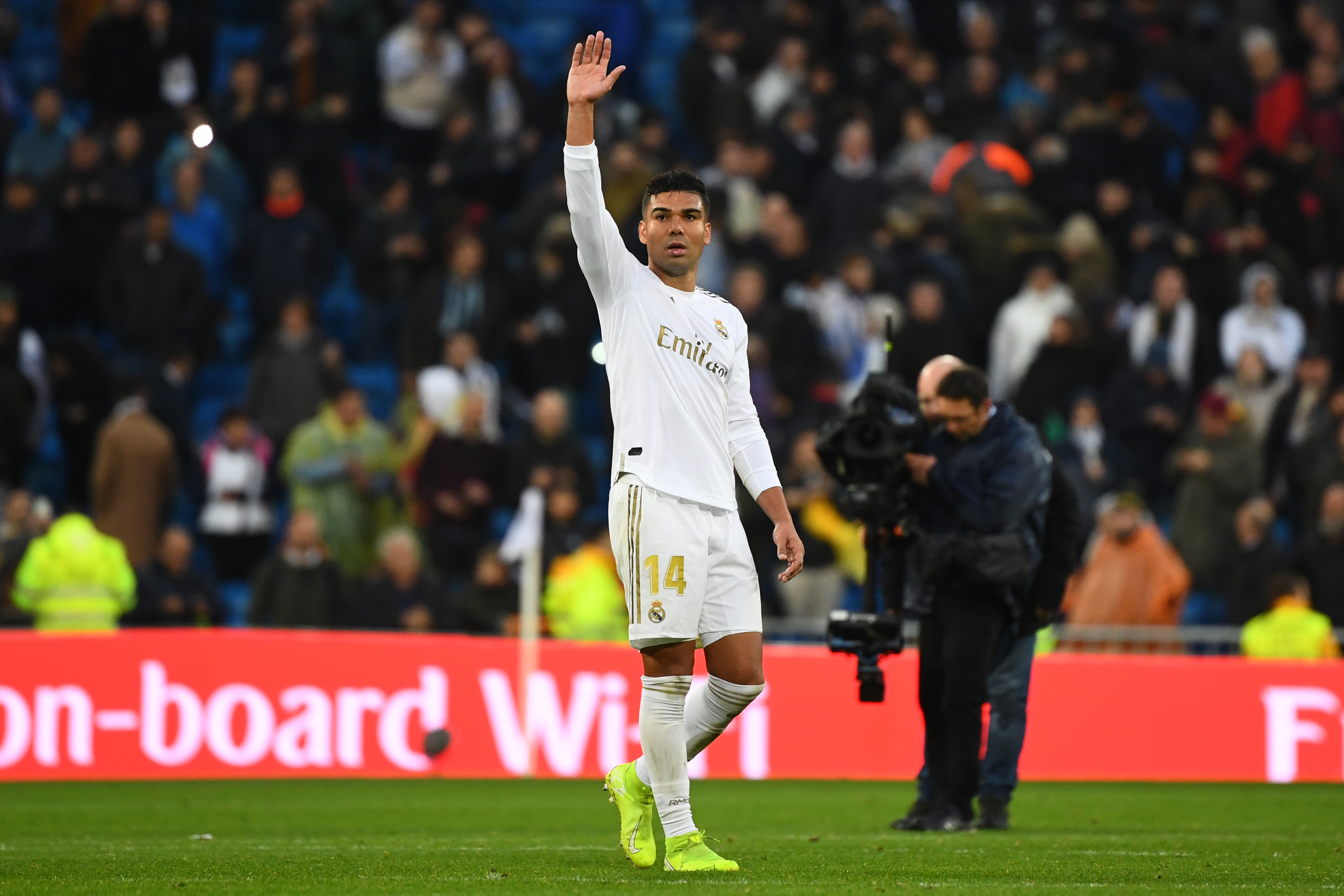 Un doblete de Casemiro coloca al Real Madrid como líder provisional en la Liga